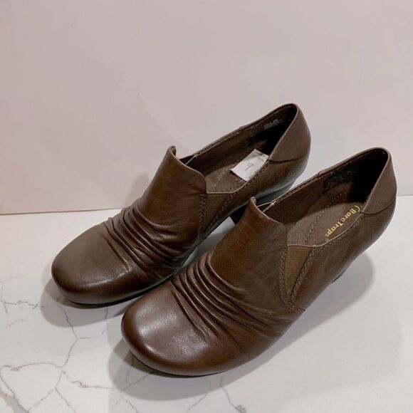 NEW Bare Traps | Leather HARLIE Women’s Chocolate Closed Toe Heels Shoes Slip on - Picture 1 of 7